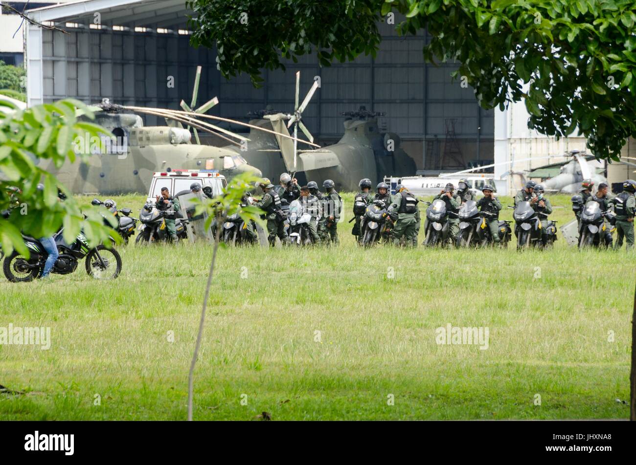 Militär (Bolivarischen National Guard) an der Basis von Francisco de Miranda. Gegen Demonstranten versammelt auf der Francisco Fajardo Autobahn in der Nähe von Francis Stockfoto