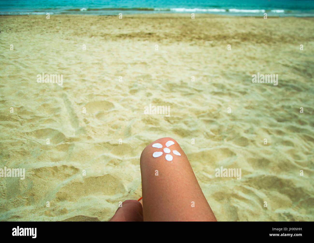 Beine eines Mädchens am Strand Liegestuhl am Meer liegen. Die Sonne,  sonnenverbrannte Haut des Fußes mit Sonnencreme aufgemalt Stockfotografie -  Alamy