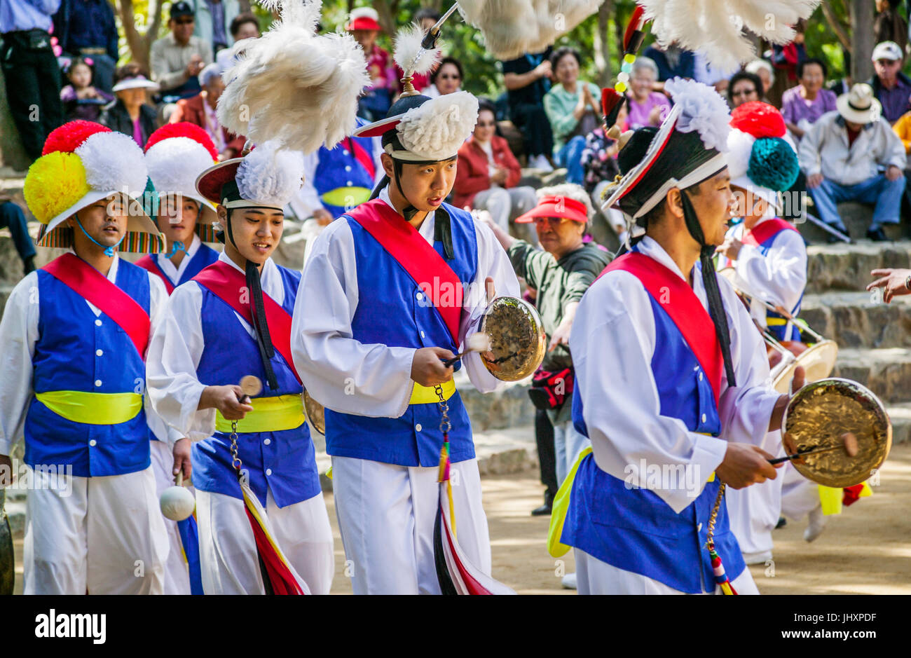 Republik Korea, Suwon, Korean Folk Village, Bauern-Musik und Tanz Stockfoto