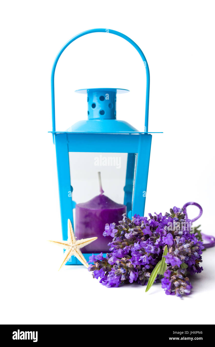 Lavendel Blumen Bukett und lila Kerze isoliert Stockfoto