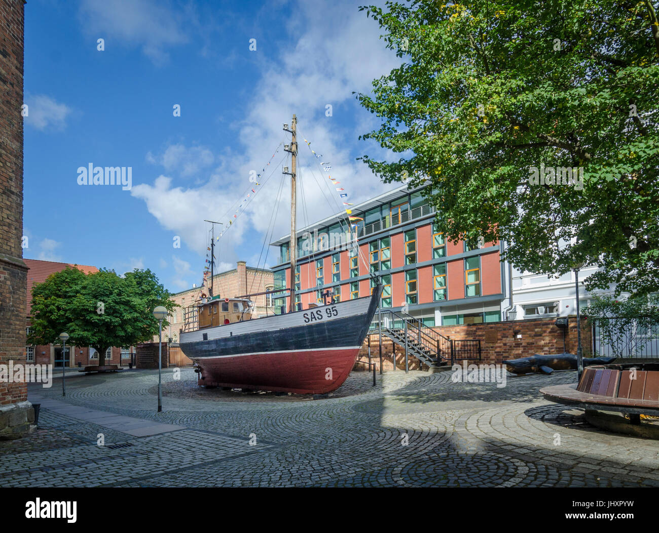 Schiff auf dem trockenen Land in das deutsche Meeresmuseum Stralsund, Deutschland Stockfoto