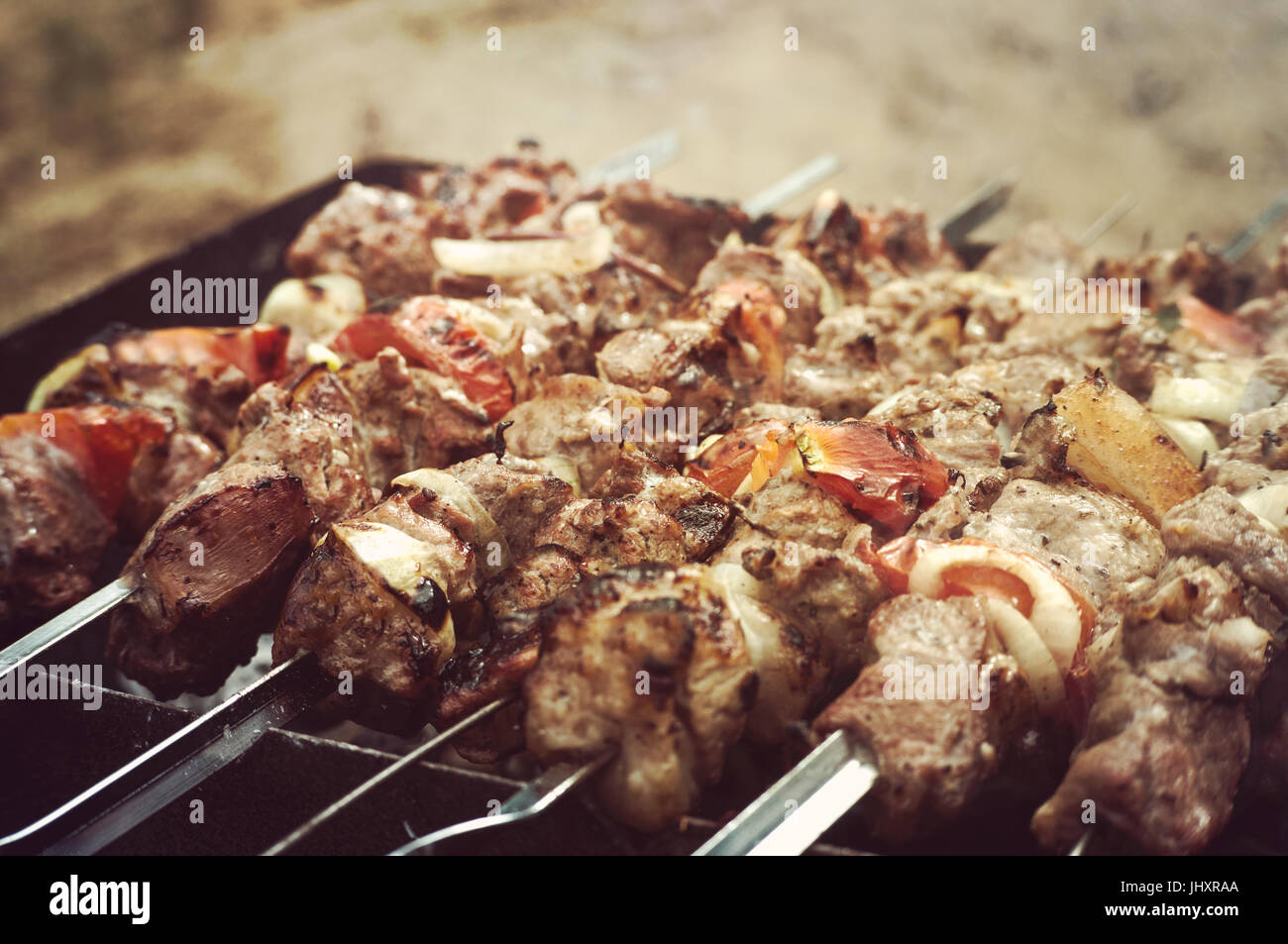 Frittierte Lebensmittel auf dem Grill. Leckeres Gegrilltes Fleisch, gebraten in der Natur. Stockfoto