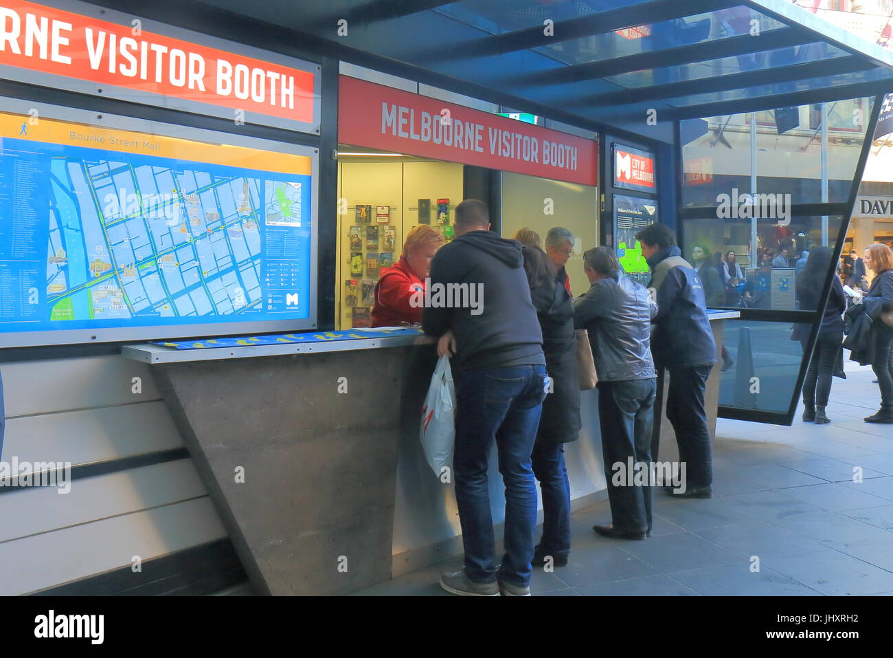 Menschen informieren sich bei Tourist Information Centre auf Burke St Melbourne Australien. Stockfoto