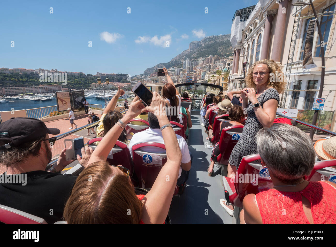 Touristen auf einer geführten Tour mit einem Hop on Hop off-Bus, Monte Carlo, Monaco. Stockfoto