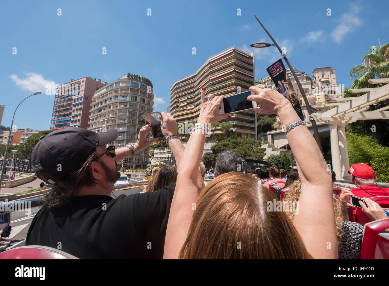 Touristen auf einer geführten Tour mit einem Hop on Hop off-Bus, Monte Carlo, Monaco. Stockfoto