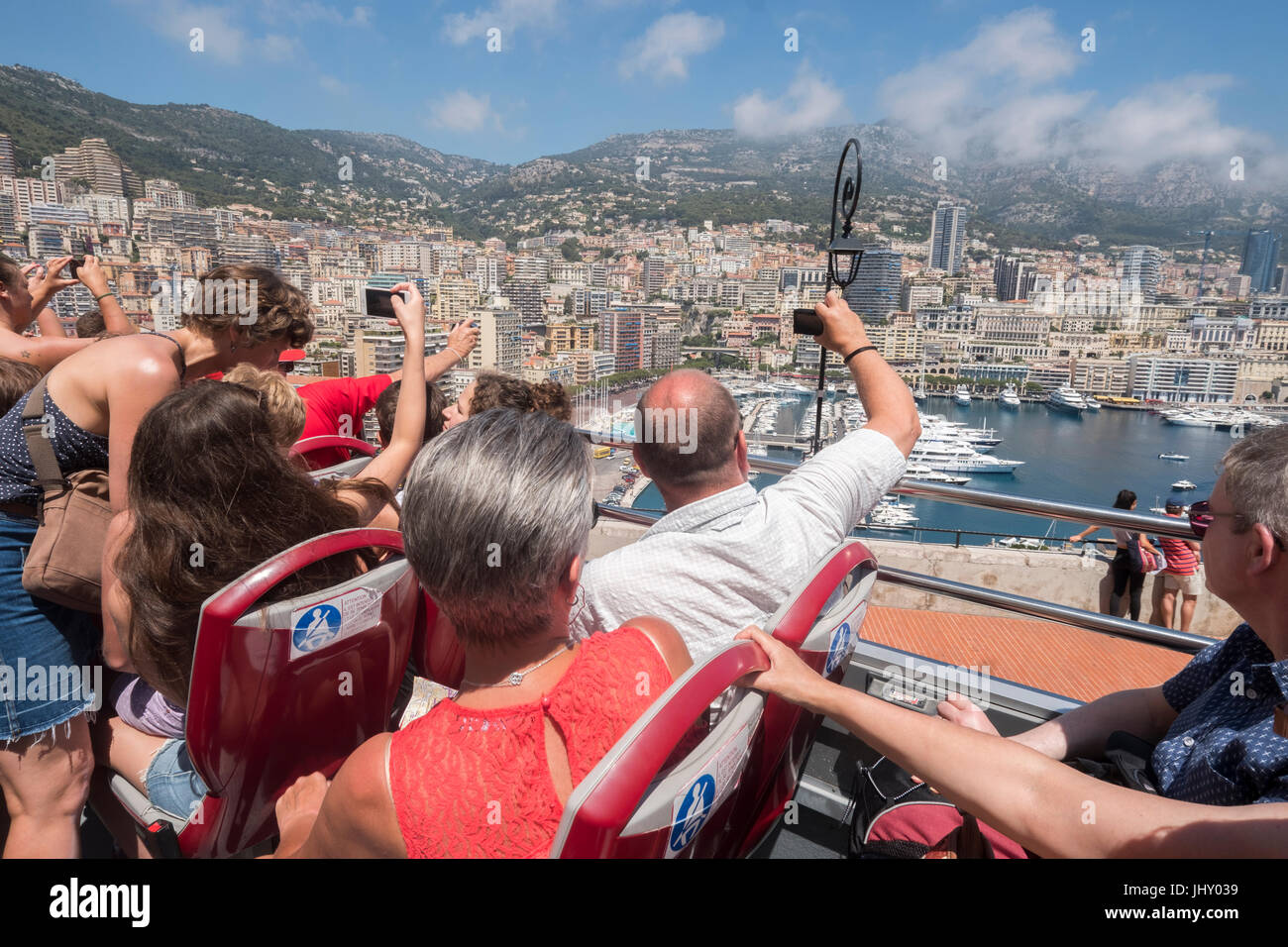 Touristen auf einer geführten Tour mit einem Hop on Hop off-Bus, Monte Carlo, Monaco. Stockfoto