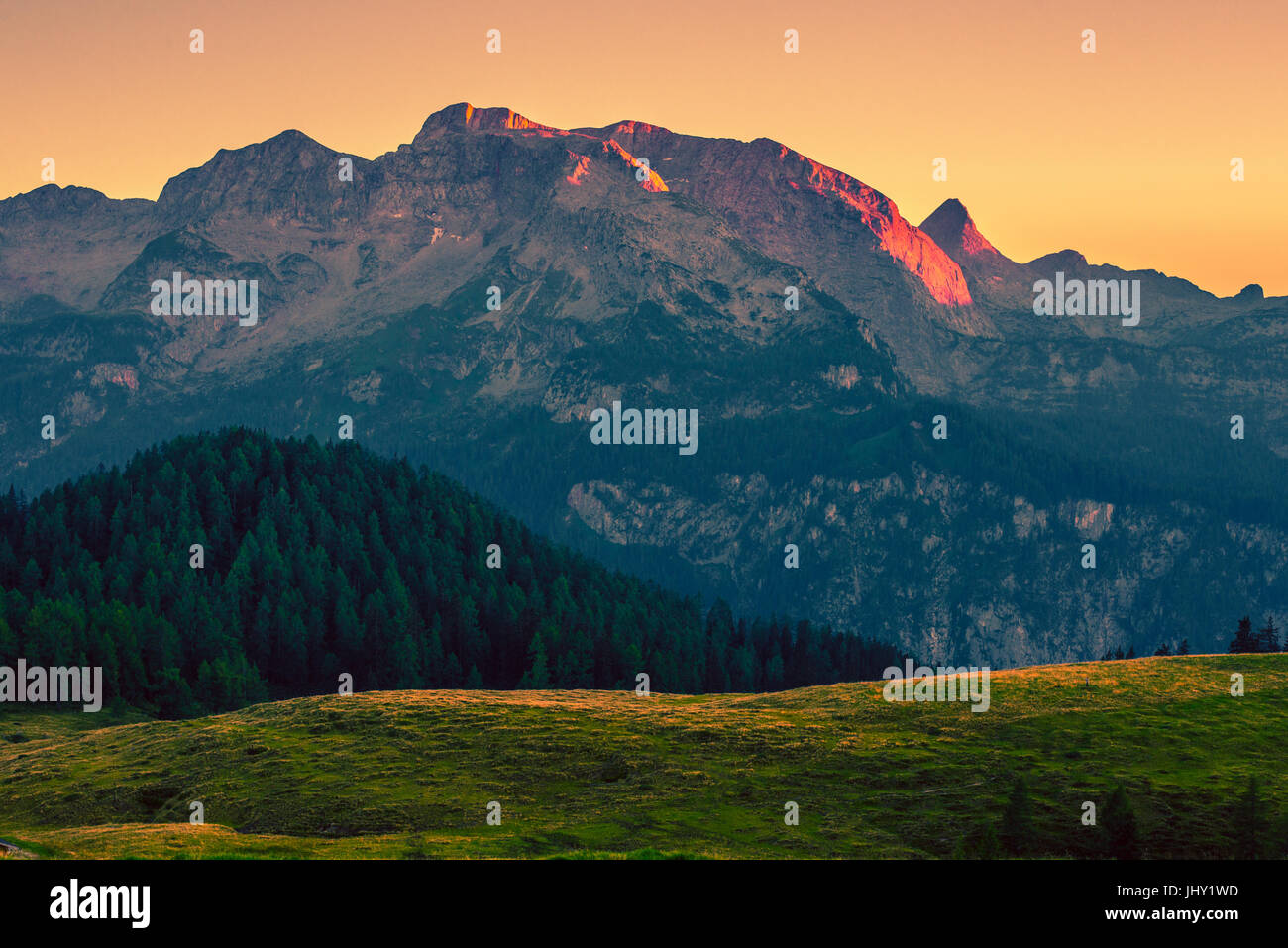 Berg-Sonnenuntergang in Alpen in der Nähe von Berchtesgaden, Königssee, Deutschland Stockfoto