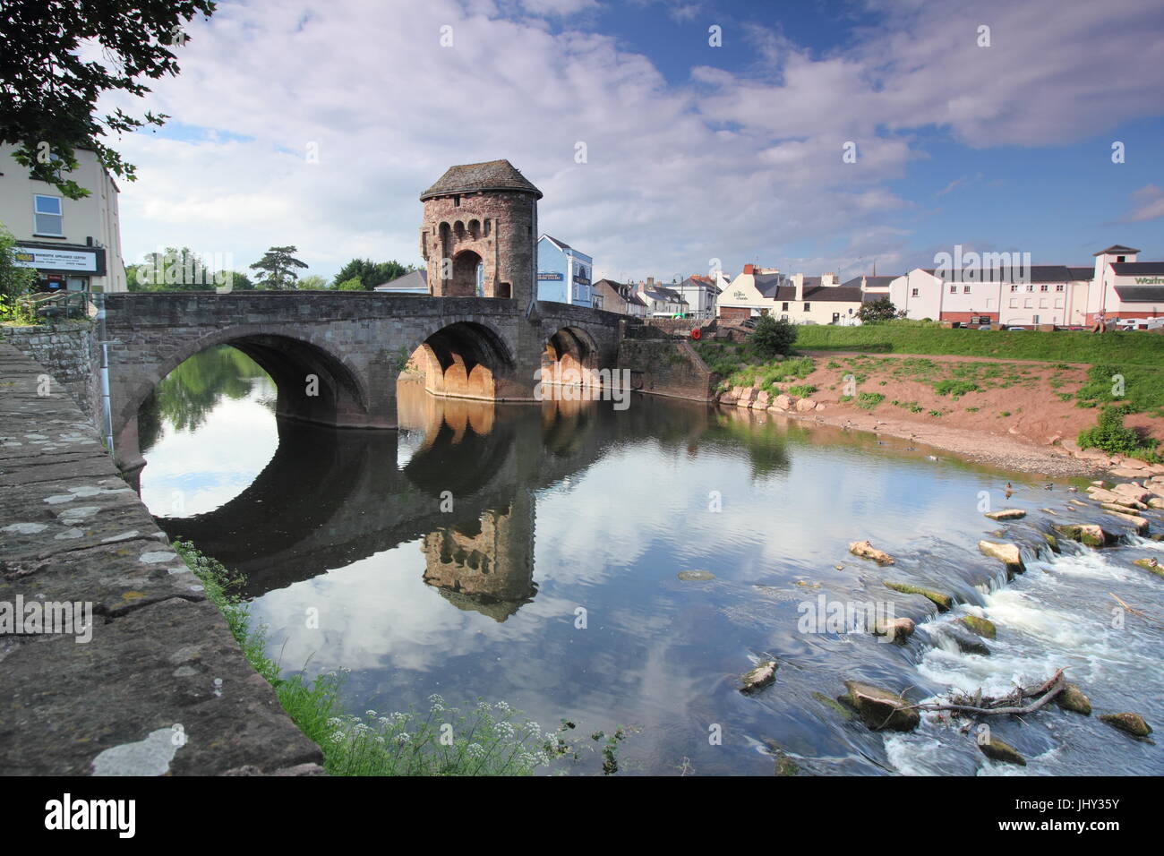 Monnow Brücke und Tor, das einzig verbliebene befestigte Flußbrücke in Großbritannien, in Monmouth, Wales, UK Stockfoto