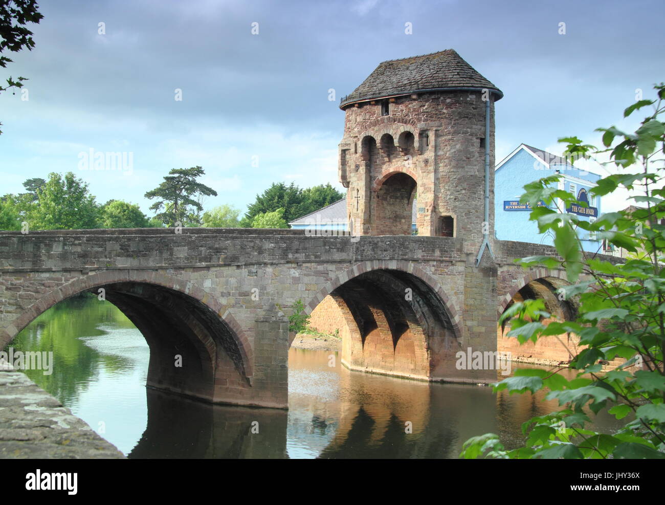 Monnow Brücke und Tor, das einzig verbliebene befestigte Flußbrücke in Großbritannien, in Monmouth, Wales, UK Stockfoto