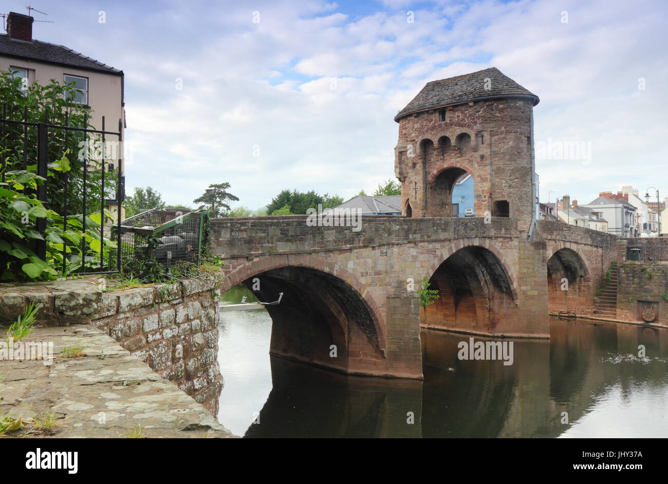 Monnow Brücke und Tor, das einzig verbliebene befestigte Flußbrücke in Großbritannien, in Monmouth, Wales, UK Stockfoto