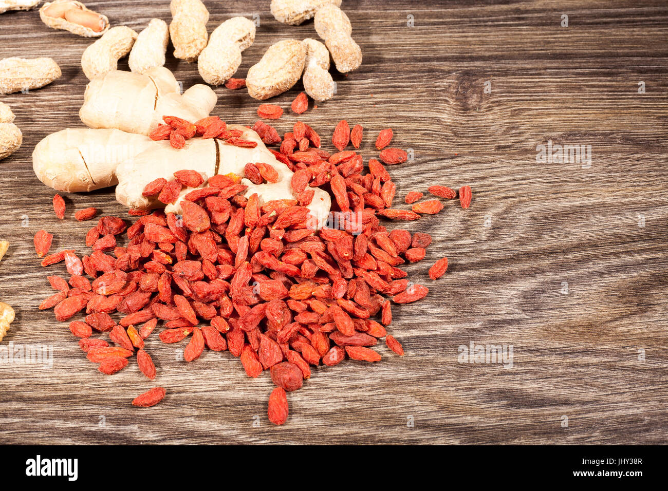 Bio Rohkost und Nüssen auf hölzernen Hintergrund Stockfoto