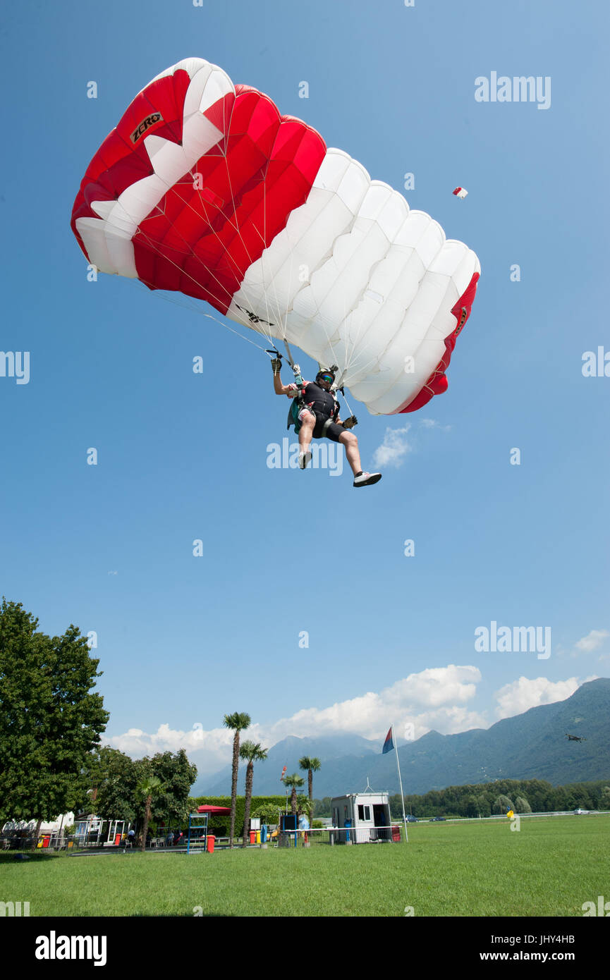 Ein Fallschirmspringer üben Genauigkeit Landung in Gordola, Schweiz Stockfoto