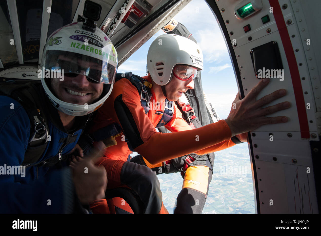 Fallschirmspringen Student bereitet sich das Flugzeug mit zwei Lehrern beenden Stockfoto