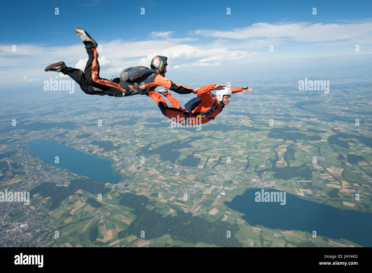 Instruktor Fallschirmspringen nimmt ein Student auf einem Training Sprung während ein AFF-Kurs bei Beromünster, Schweiz Stockfoto