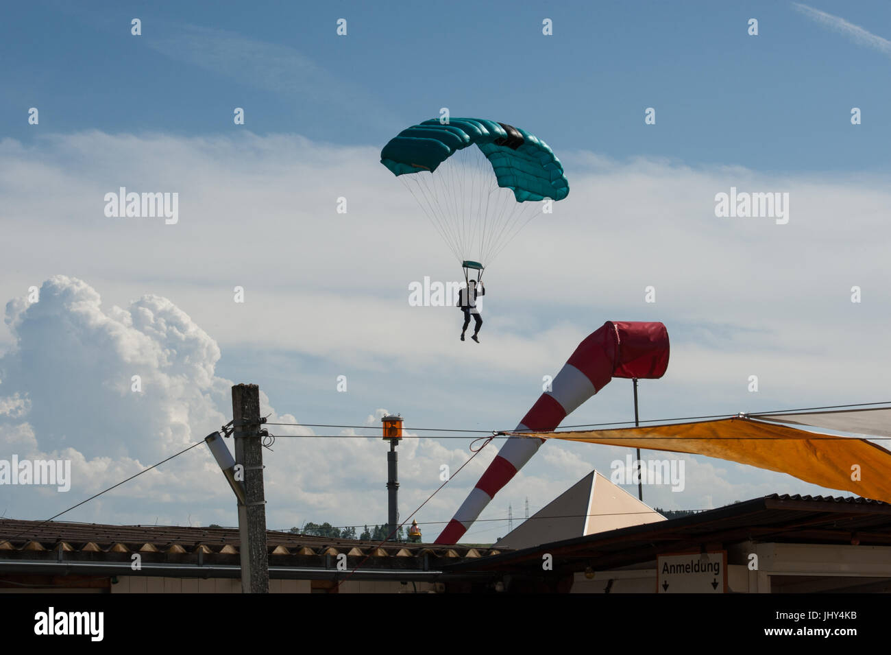 Ein Student Fallschirmspringer im Endanflug für seine Landung bei Beromunster, Schweiz Stockfoto