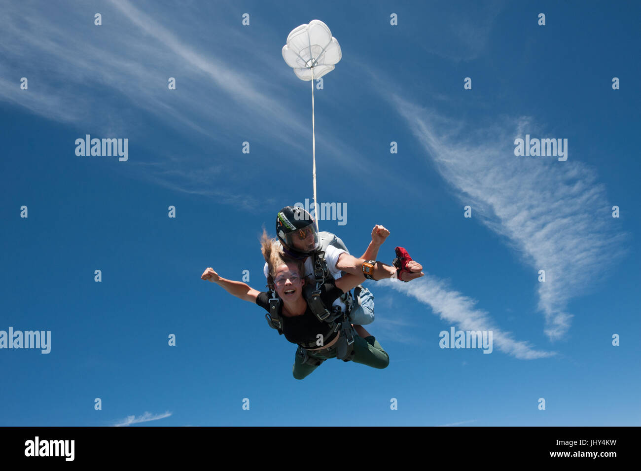 Mädchen machen einen ersten Tandem skydive Stockfoto