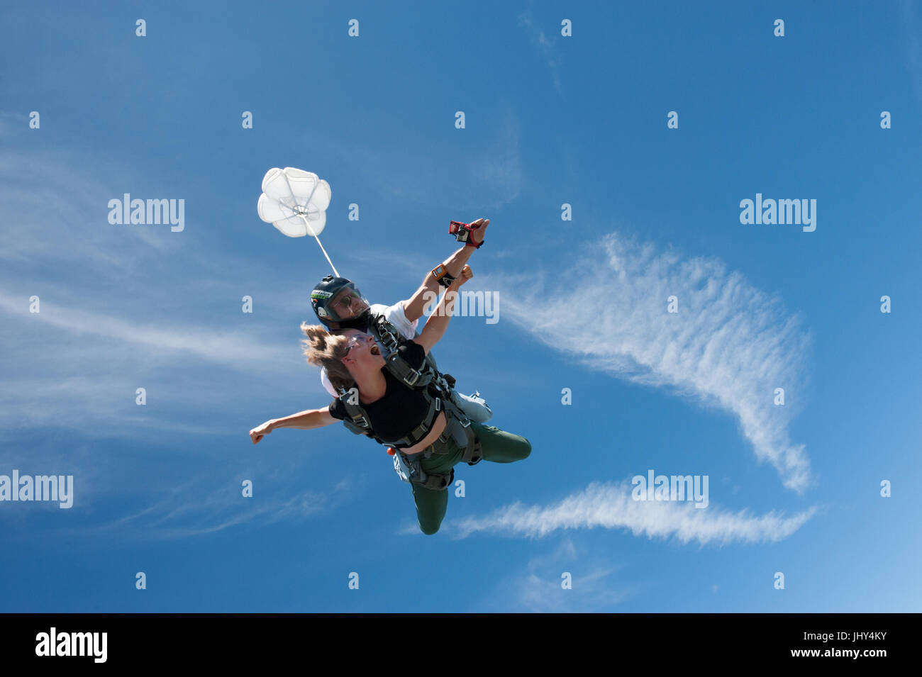 Mädchen machen einen ersten Tandem skydive Stockfoto