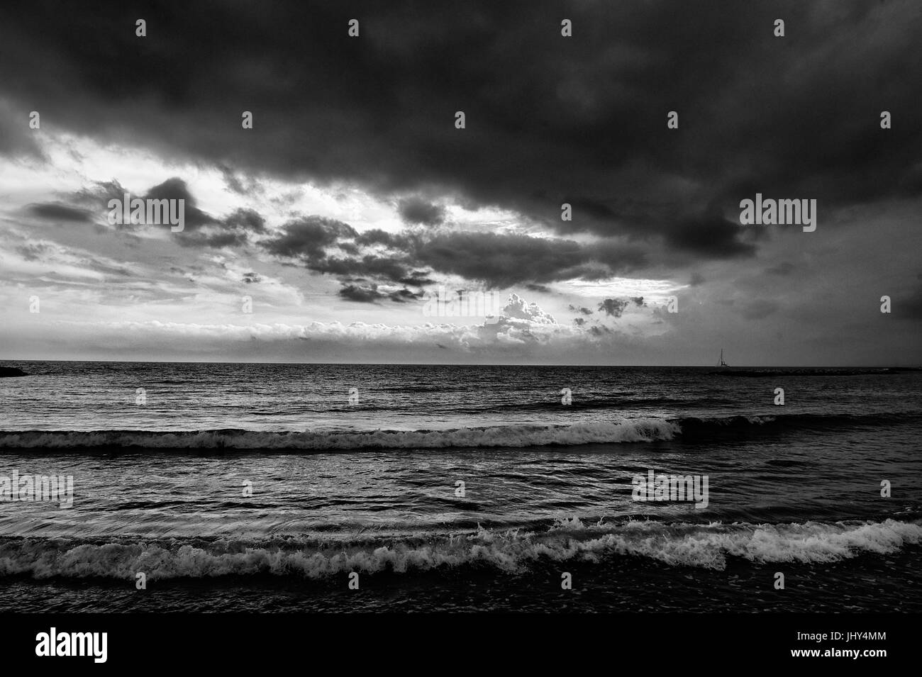Dunkle Wolken, die demnächst auf der Küste von Cambrils, Spanien Stockfoto