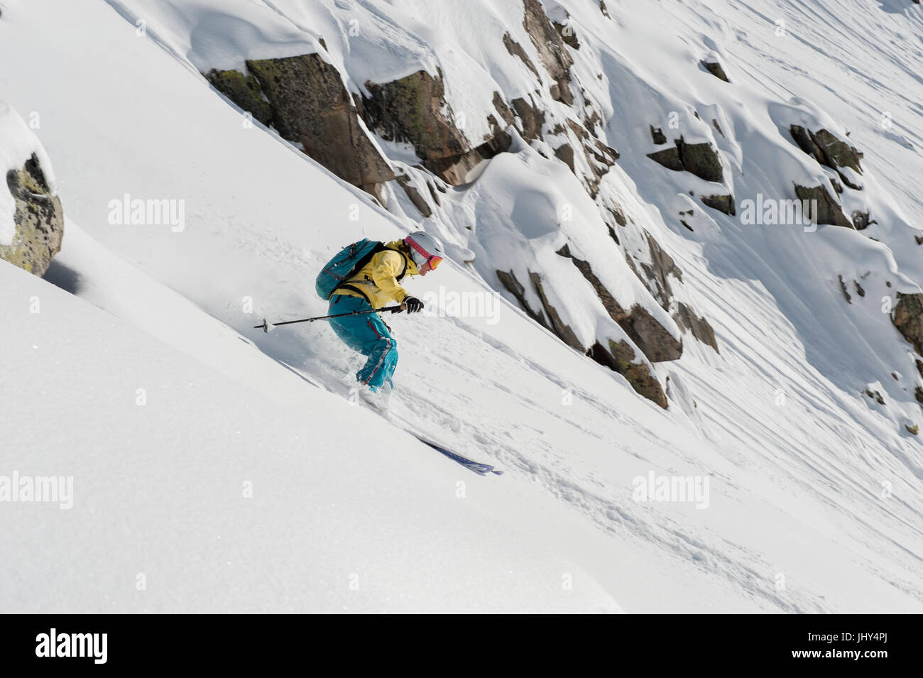 Junge Frau Skifahren durch Neuschnee im Skigebiet von Disentis 3000 in der Schweiz Stockfoto