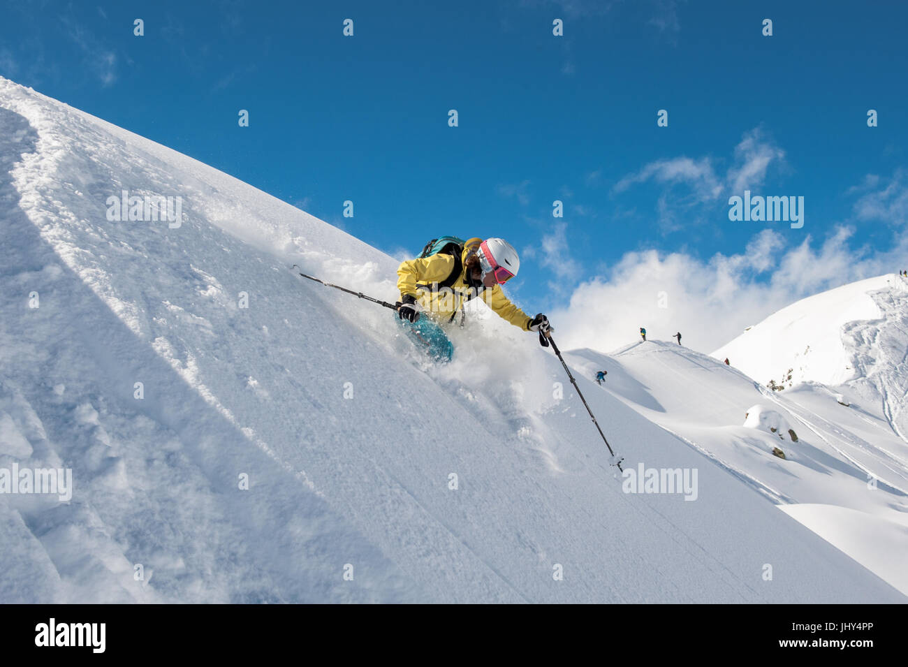 Junge Frau Skifahren durch Neuschnee im Skigebiet von Disentis 3000 in der Schweiz Stockfoto
