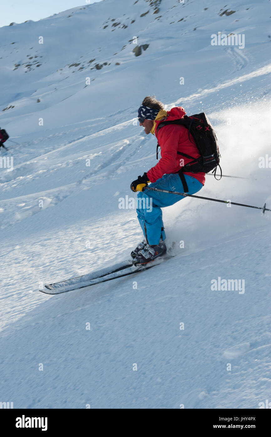 Skifahrer, die Kreuzfahrt auf einem Hang im frischen Pulverschnee Stockfoto