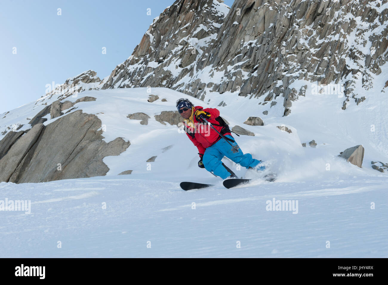 Skifahrer, die Kreuzfahrt auf einem Hang im frischen Pulverschnee Stockfoto