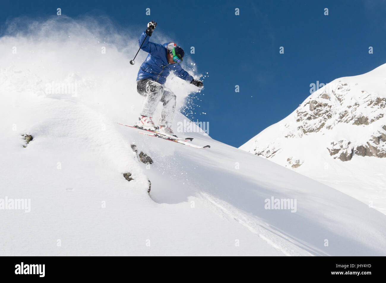 Skifahrer durch Neuschnee im Skigebiet Disenits, Schweiz Stockfoto