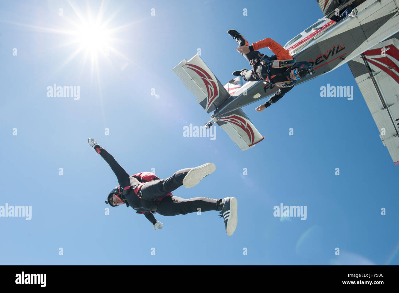 Ein Freestyle Skydiving Team Ausstieg aus einer Pilatus Porter für einen Training-Sprung Stockfoto