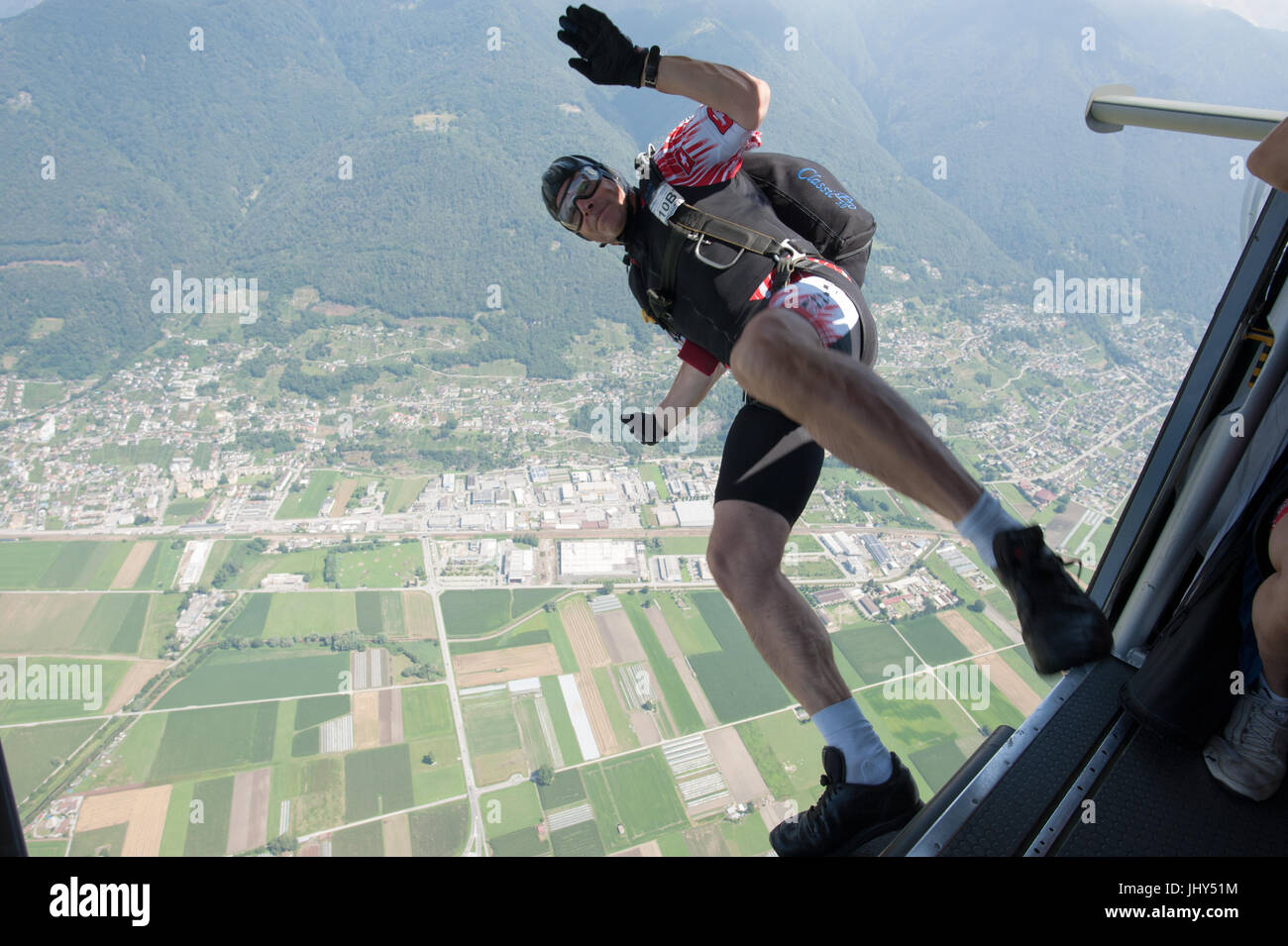 Fallschirmspringer genießen den Ausstieg aus dem Flugzeug für eine Genauigkeit springen Stockfoto