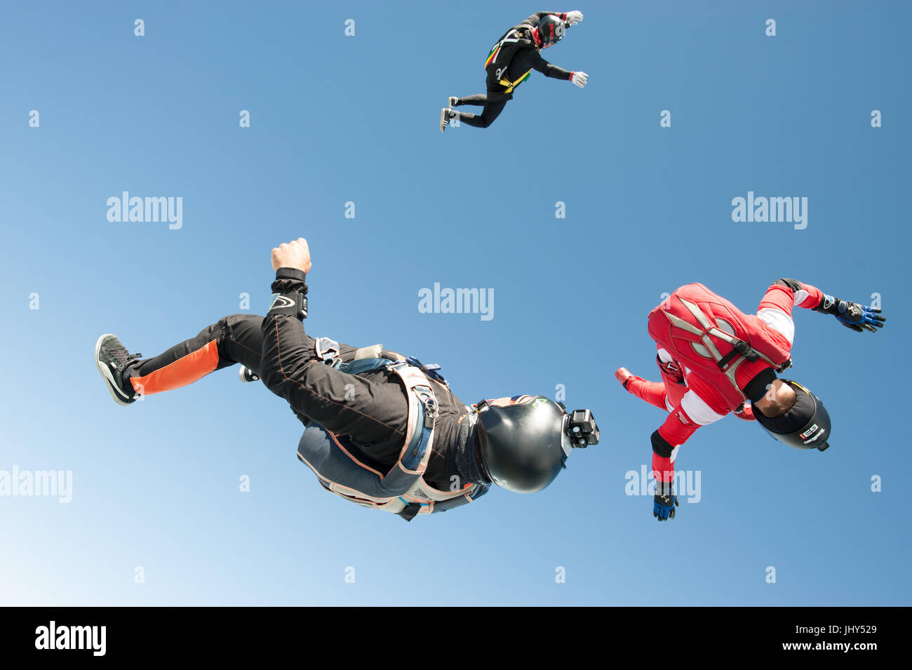 Drei Fallschirmspringer taumeln durch die Luft nach Busdepots im Flugzeug Stockfoto