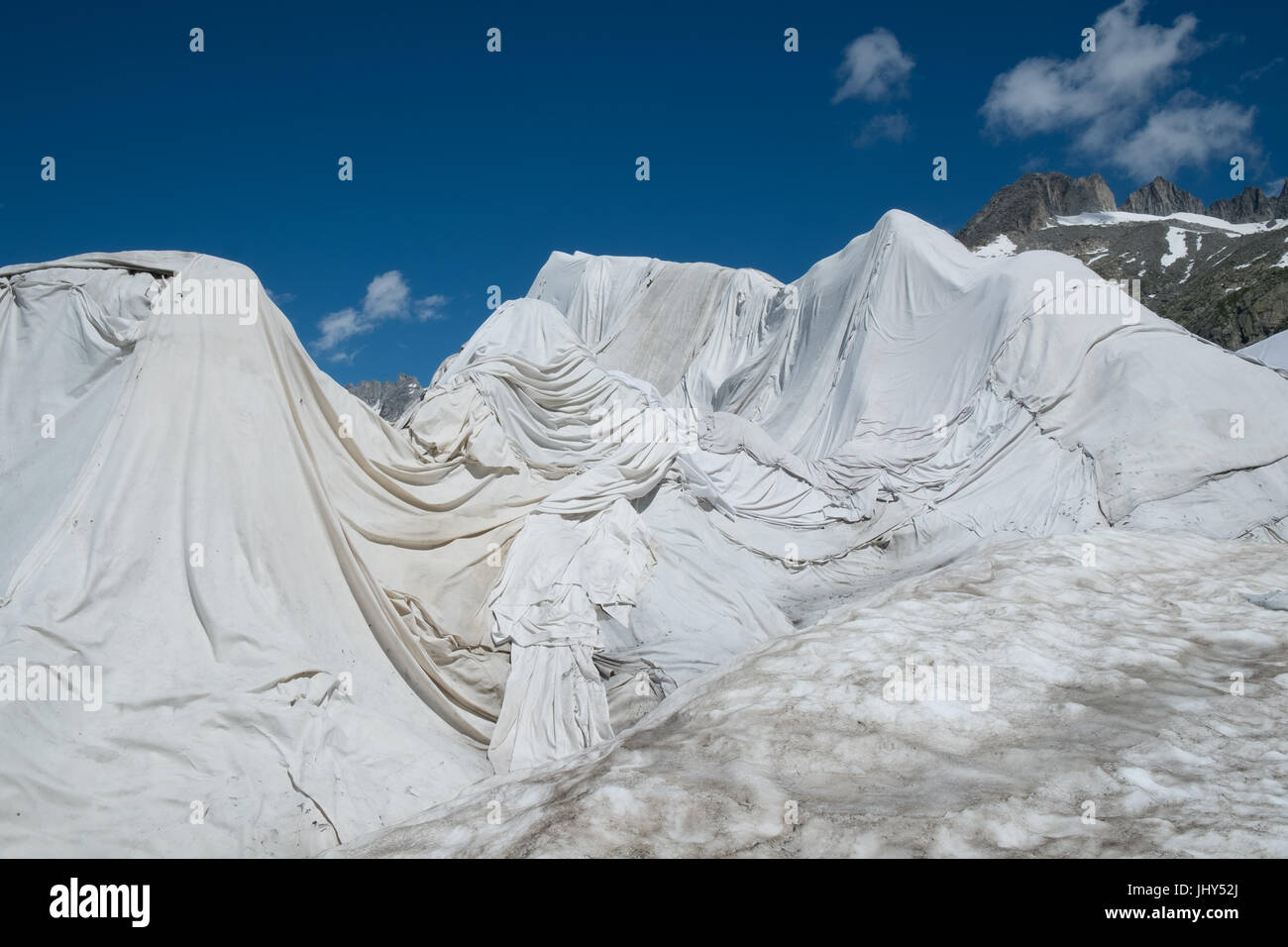 Teile der Rhone-Gletscher sind mit großen Tüchern zu verlangsamen das Schmelzen des Eises bedeckt. Stockfoto