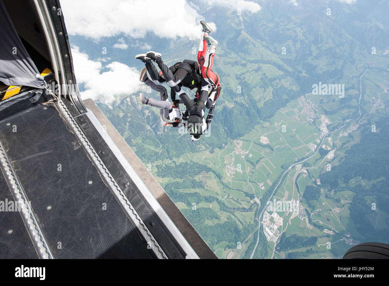 Fallschirmspringer beenden ein Flugzeug zu einem Kopf nach unten Bildung Stockfoto