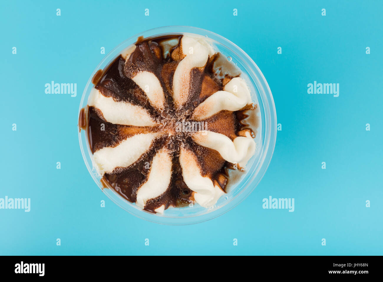 Ansicht von oben Tasse Schokoladenaroma Eis auf blauen Cloes bis Stockfoto