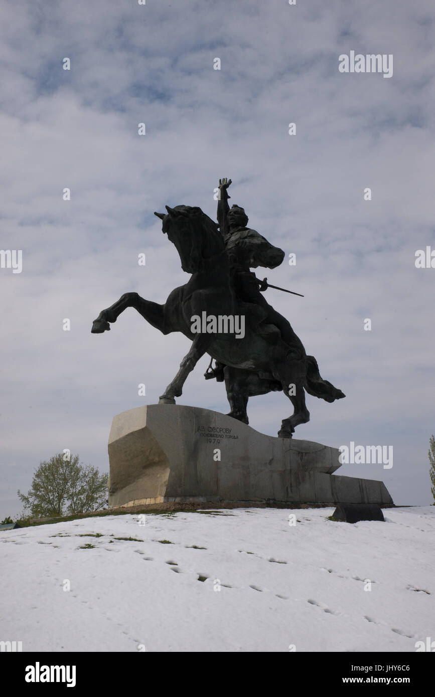 Reiterstandbild von Alexander Suworow umgeben von Schnee, Tiraspol, Transnistrien Moldawien Stockfoto