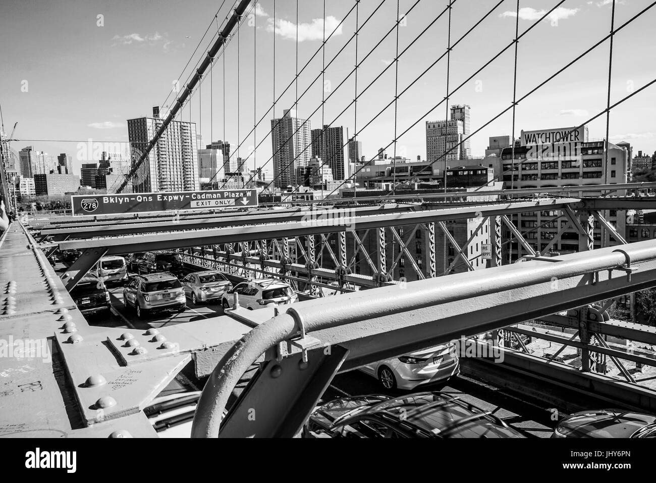 Straßenverkehr auf der Brooklyn Bridge in New York - MANHATTAN / NEW YORK - 2. April 2017 Stockfoto