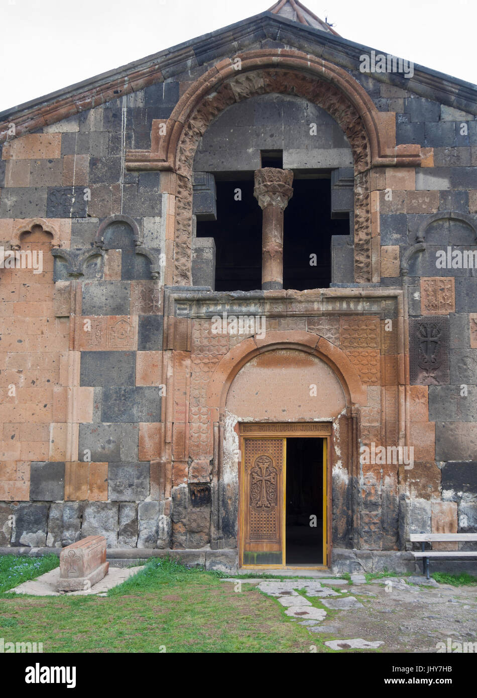 Das mittelalterliche Hovhannavank Kloster mit St. Johannes der Täufer-Kathedrale, Ohanavan Armenien, Fassade mit verschiedenen farbigen Tuffstein Stockfoto