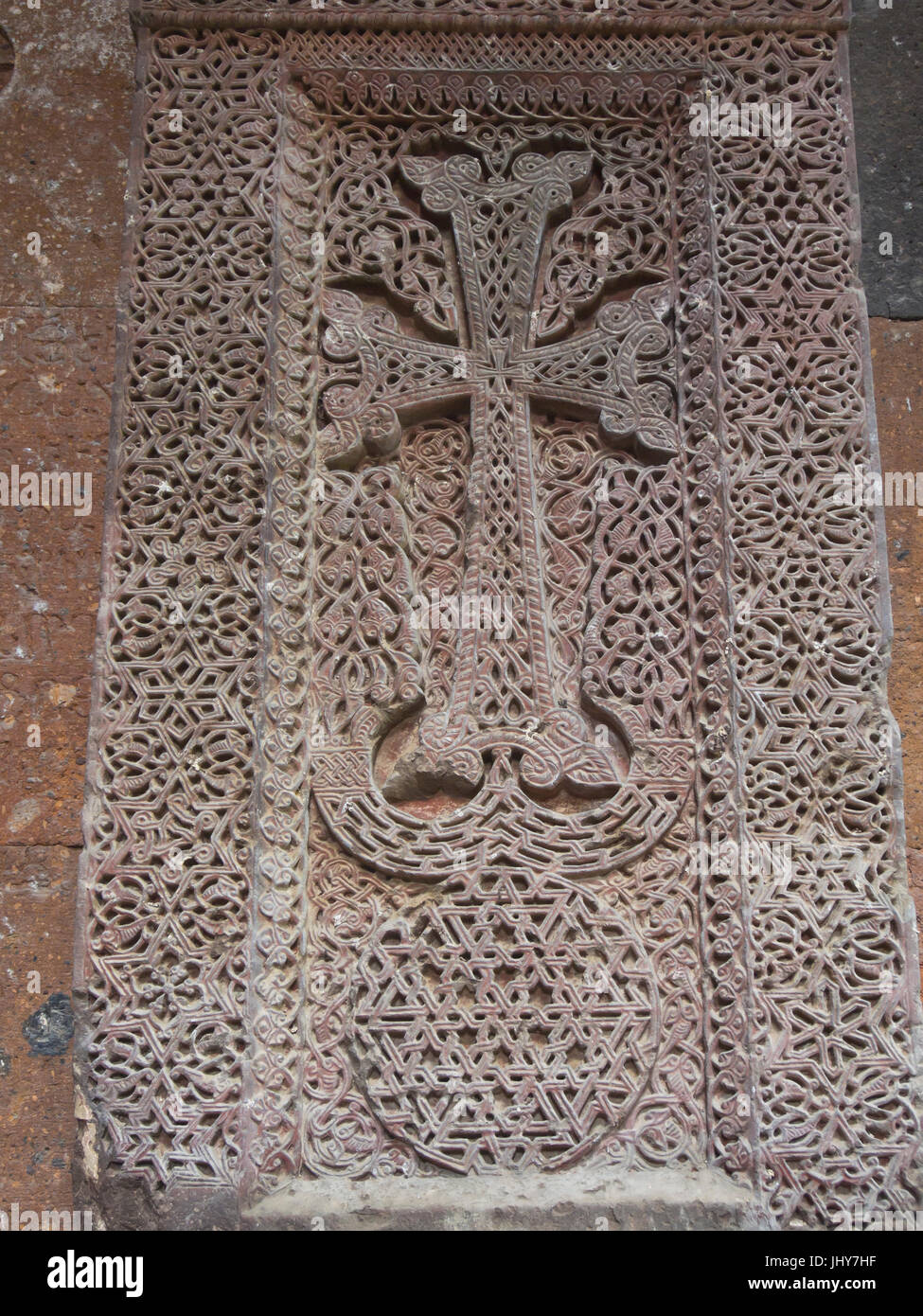 Das mittelalterliche Hovhannavank Kloster mit St. Johannes der Täufer-Kathedrale, Ohanavan Armenien, aufwendigen und kunstvollen Stein Gravur auf der Kirchenmauer Stockfoto