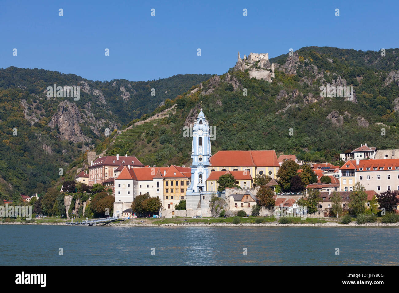 Kirche und die Donau in Dürnstein, Wachau, Niederösterreich, Österreich - Kirche Donauufer in Dürnstein, Österreich, Niederösterreich, Region Wachau, Kirche Stockfoto