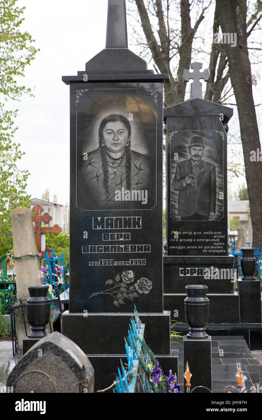 Gräber der Roma bei Vasilcau Friedhof, in der Republik ...