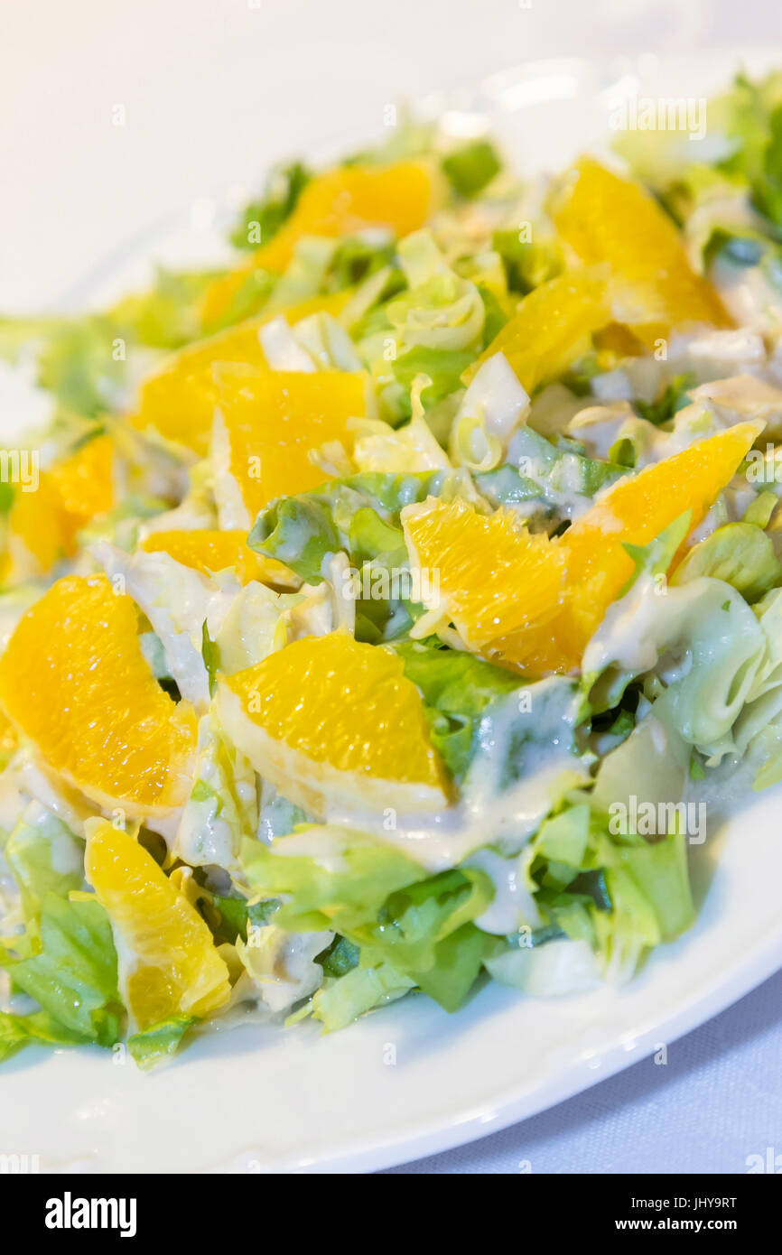 Salat mit Orangen Bosheiten - Salat mit Orangenscheiben, Salat Mit Orangenstücken - Salat mit Orangenscheiben Stockfoto