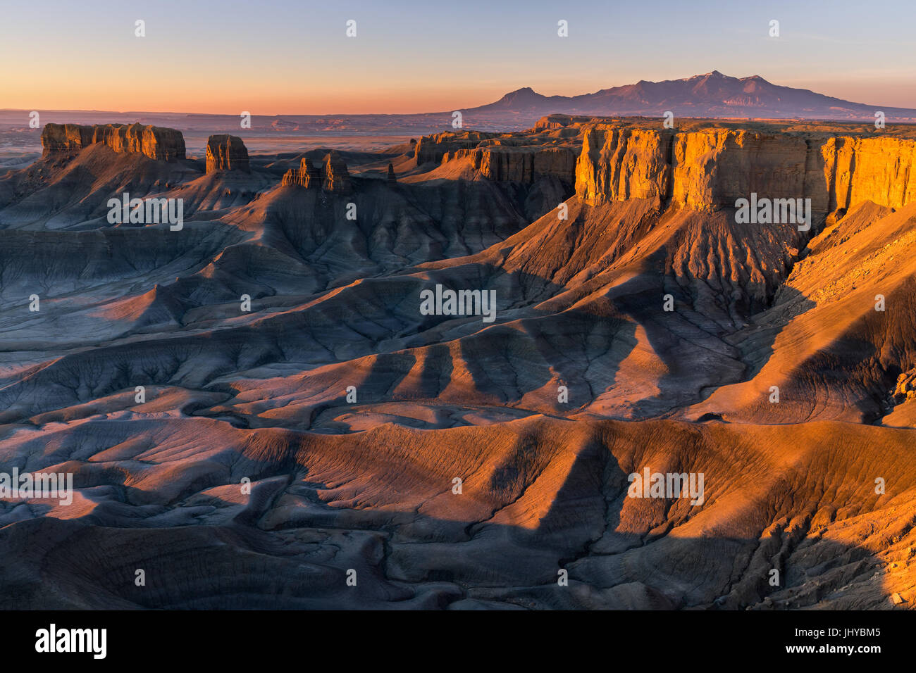 Die Badlands-Übersicht bei Sonnenaufgang, in der Nähe von Hanksville, Utah, USA Stockfoto