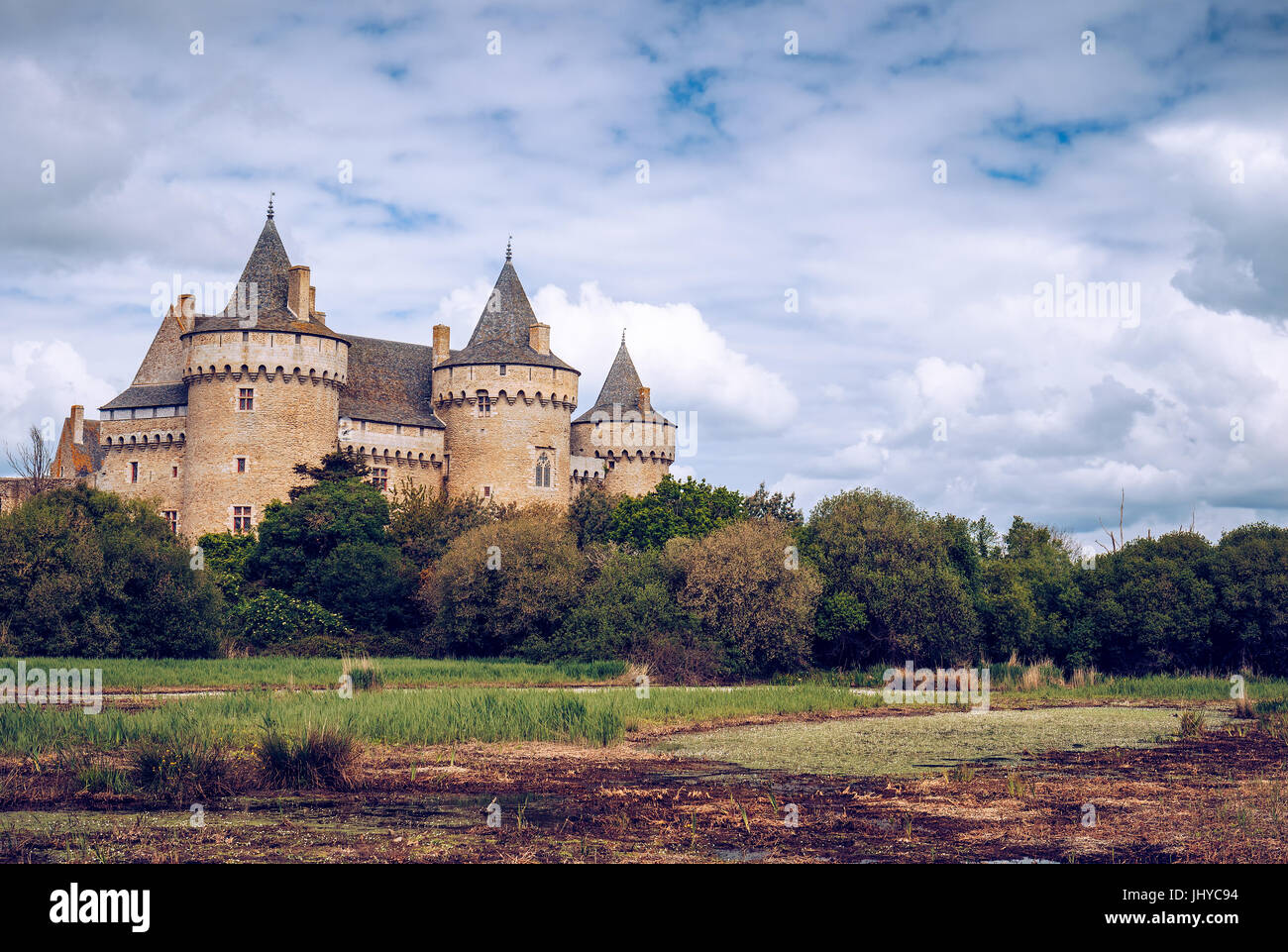 Panoramablick auf Chateau de Suscinio, mittelalterliche Burg, eine ehemalige Festung & Jagdhütte. Golf von Morbihan, Bretagne (Bretagne), Frankreich. Stockfoto