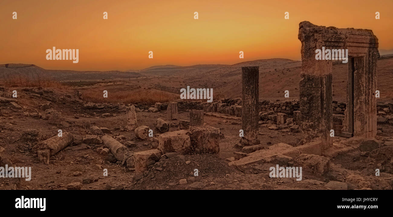 Sonnenuntergang auf den Ruinen eines antiken jüdischen Siedlung und die Synagoge aus dem vierten Jahrhundert CER, Mount Arbel, Israel. Stockfoto