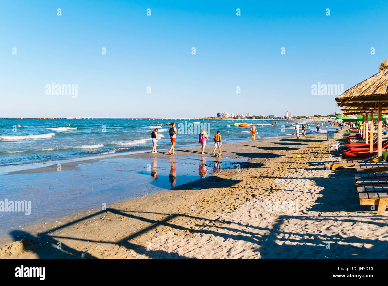 MAMAIA, Rumänien - 14. Juli 2017: Menschen, die Spaß im Wasser und Entspannung In Mamaia Beach Resort am Schwarzen Meer In Rumänien. Stockfoto