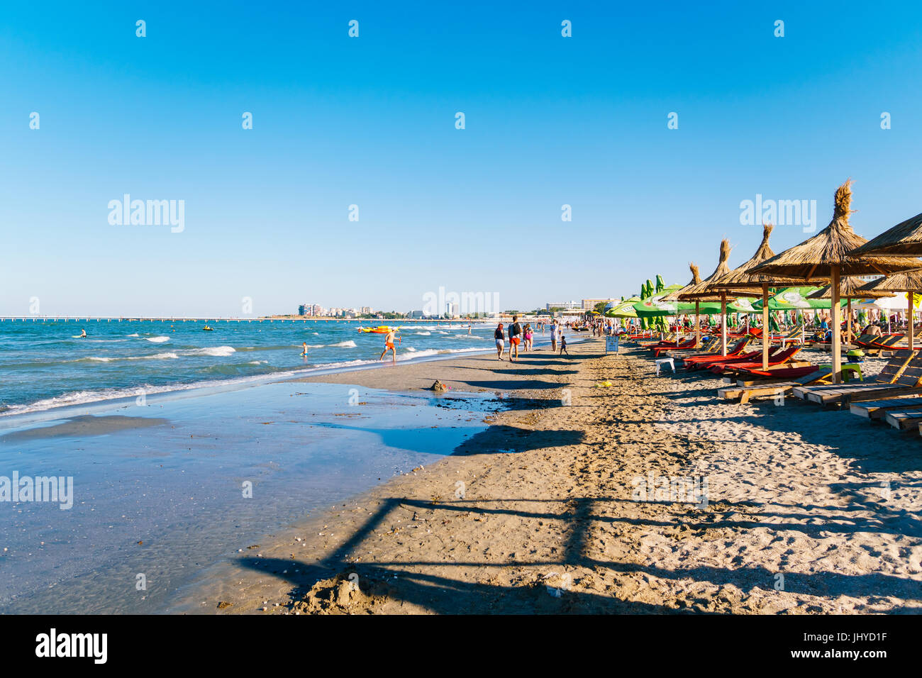 MAMAIA, Rumänien - 14. Juli 2017: Menschen, die Spaß im Wasser und Entspannung In Mamaia Beach Resort am Schwarzen Meer In Rumänien. Stockfoto