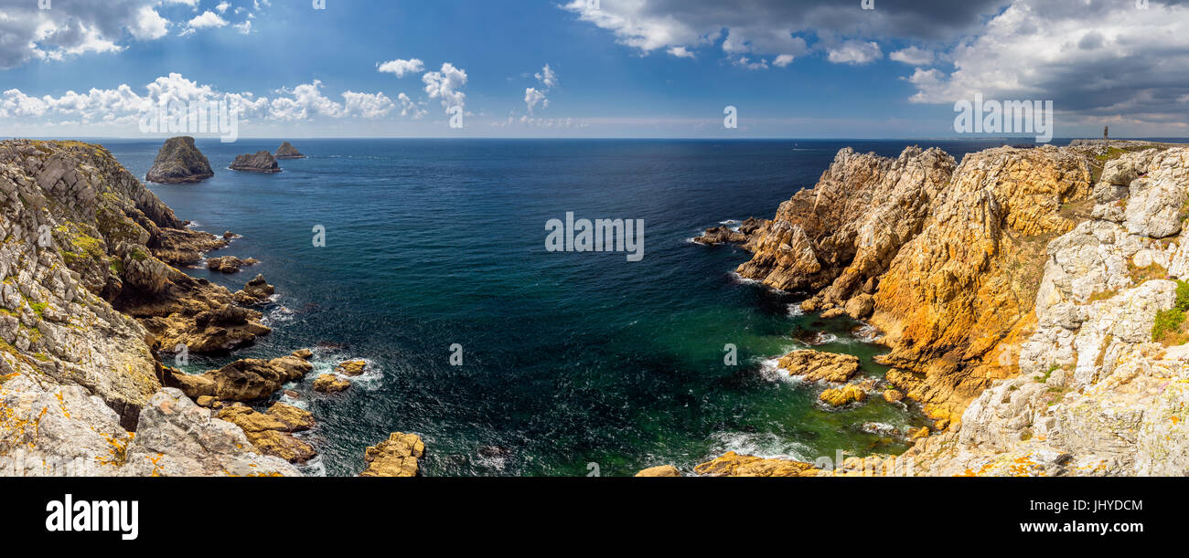 Panorama von Pointe du Stift-Hir mit Weltkrieg-Denkmal der Bretonen des freien Frankreichs auf der Halbinsel Crozon, Finistere Abteilung Camaret-Sur-Mer Stockfoto