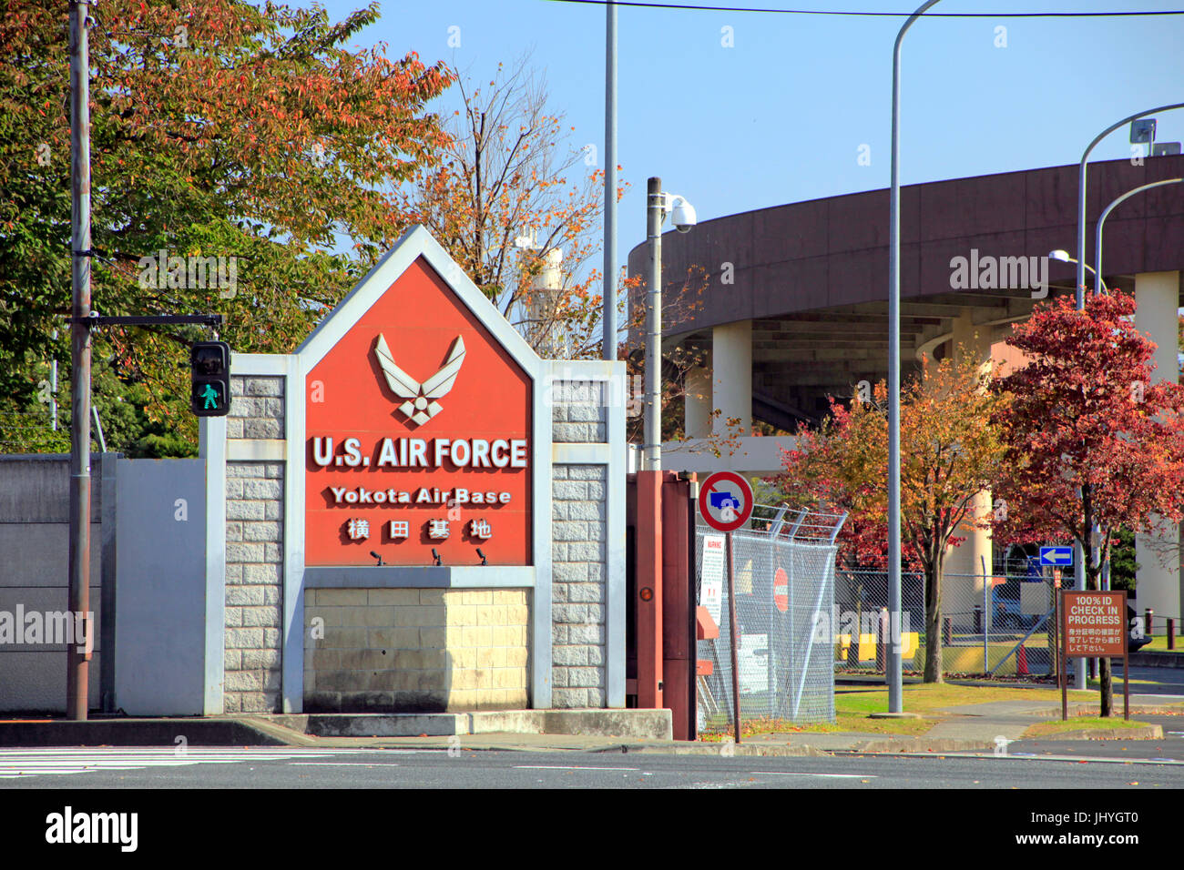 US Air Force Yokota Air Base Tor 2 in Fussa Stadt Tokio Japan Stockfoto