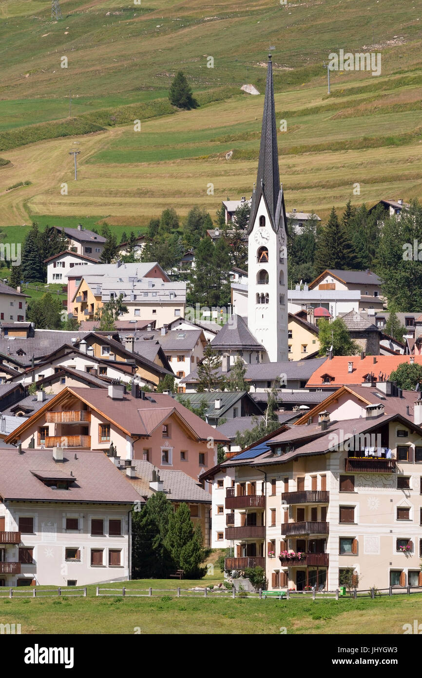 Ort Zuoz in der Inn im Oberengadin, grau Allianzen, Schweiz - Zuos Dorf in Graubünden, Schweiz, Ortschaft Zuoz bin Inn Im Oberengadin, Gr Stockfoto