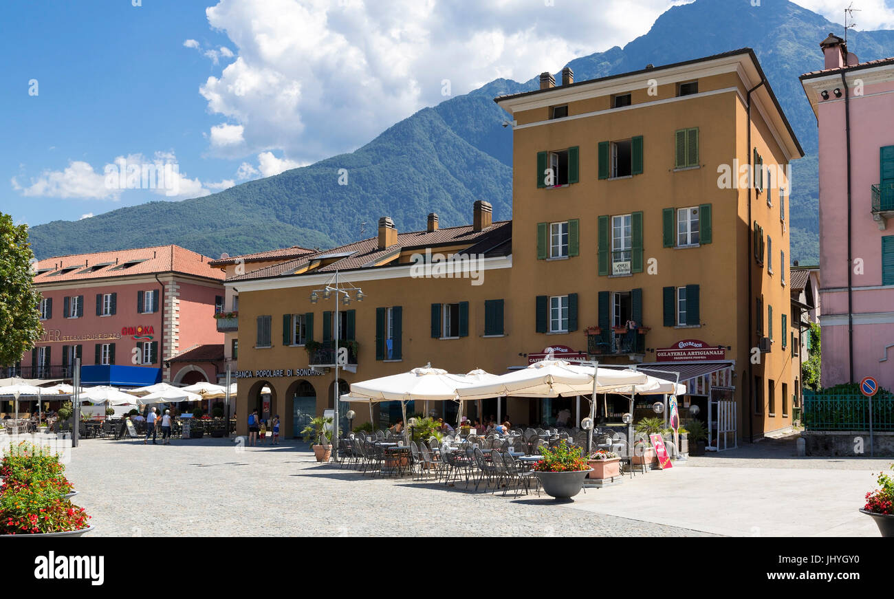 Haus-Linie in Colico in den Comersee, Lombardei, Italien - Square in Colico am Lake Como, Lombardei, Italien, Häuserzeile in Colico bin Comersee, Lombardei, Stockfoto