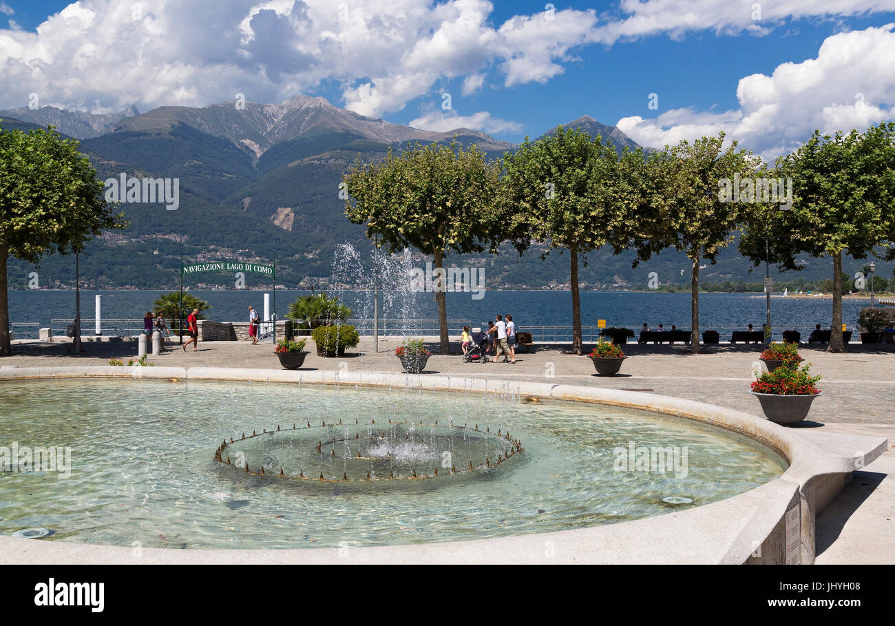 Brunnen und Investoren in den Comosee, Colico, Lombardei, Italien - Sole Como in Colico, Lombardei, Italien, Brunnen Und Kapitalanlagestrategie am Comosee, Lombardei, Italien Stockfoto